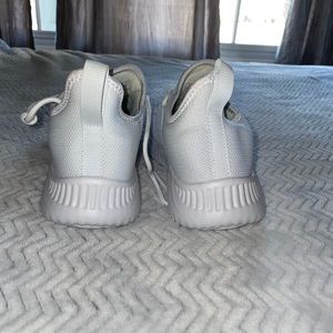 Women’s tennis shoes
